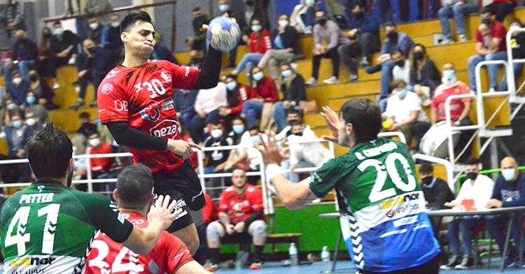 Daniel Ayala intenta volar en un ataque cajista. Foto: Cajasur CBM