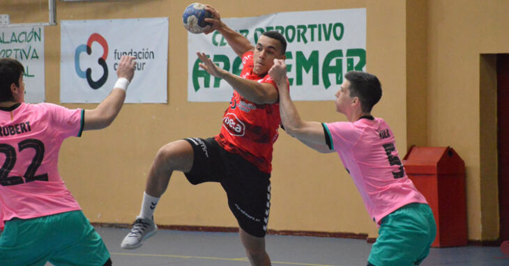 Jeremy Figueredo volando para intentar un pase. Foto: CBM