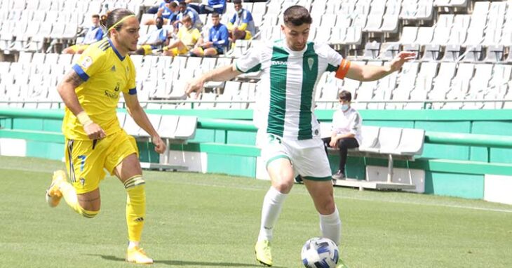 Javi Flores protege el balón ante la llegada de un jugador del Cádiz B