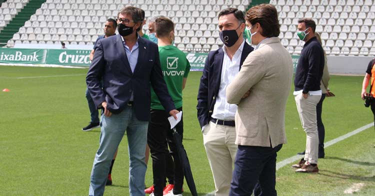 Adrián Fernández departiendo con Miguel Gómez en primer término, con Javier González Calvo al fondo.