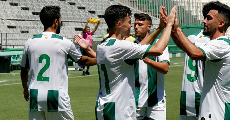 Los jugadores del filial celebrando uno de sus ocho goles a Los Barrios. Foto: CCF