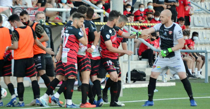 Los jugadores del Salerm Puente Genil celebrando el único gol del partido. Foto: Tino Navas / Salerm Puente Genil