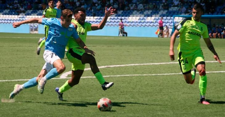 Michael pelea un balón con un jugador del Ceuta. Foto: Ciudad de Lucena.