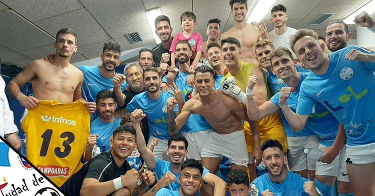 La alegría de la plantilla del Ciudad de Lucena tras el triunfo (1-0) ante el Xerez CD. Foto: Ciudad de Lucena.