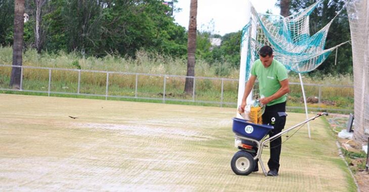 Un operario de Ronald Vera trabajando en la Ciudad Deportiva esta semana.Un operario de Ronald Vera trabajando en la Ciudad Deportiva esta semana.