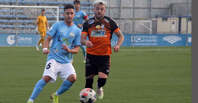 Toni Pérez disputa un balón durante el encuentro ante el Xerez CD. Foto: Ciudad de Lucena.
