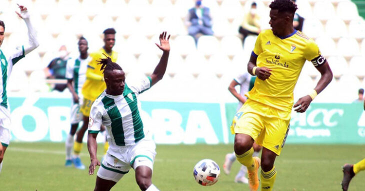 Moussa Sidibé intentando un quiebro en el último partido liguero. Foto: Charo Tobajas / CCF