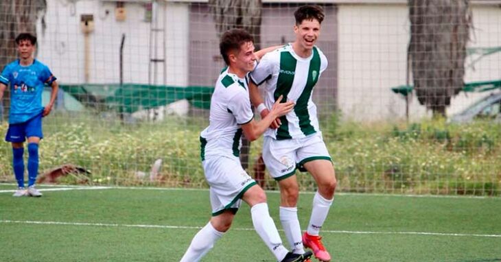 Dos jugadores del Córdoba Juvenil, Juanma y Santi, celebrando un tanto. Foto: CCF