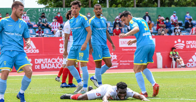 Dani Espejo, a la derecha, en un momento del duelo contra el Sanse. Foto: RFEF