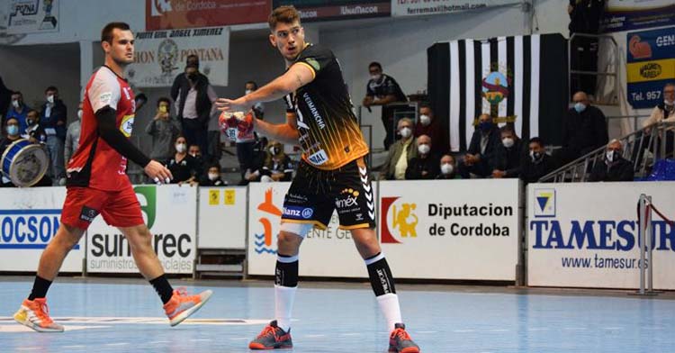 David Estepa armando el brazo en un siete metros.