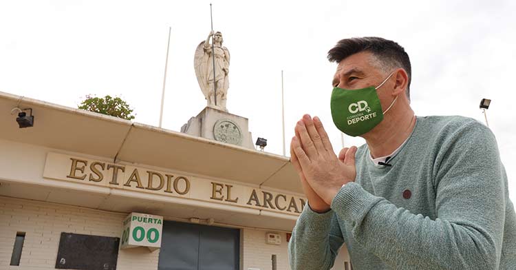 David Jurado rezándole a El Arcángel San Rafael soñando con la Primera RFEF.David Jurado rezándole a El Arcángel San Rafael soñando con la Primera RFEF.