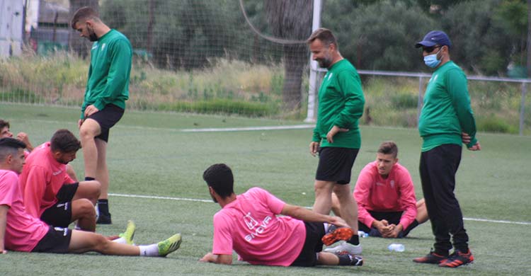 David Ortega departiendo con sus jugadores a la conclusión del entreno, con Visus estirando.