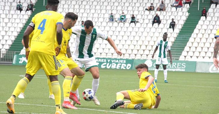 De las Cuevas entre varios jugadores del Cádiz B en el último partido de la pasada temporada.