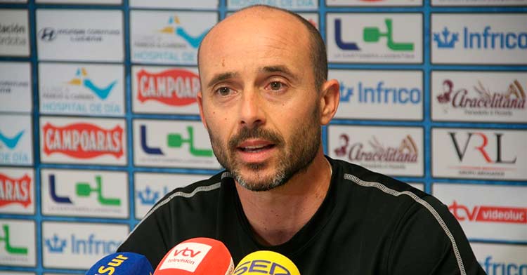 Dimas Carrasco atendiendo a los medios en el Estadio Ciudad de Lucena. Foto: Ciudad de Lucena