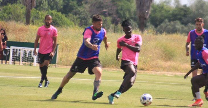Djetei intenta cortar el avance de Xavi Molina.