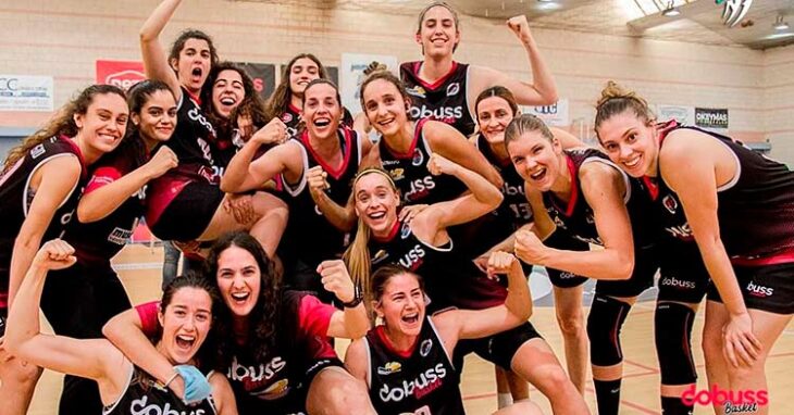 La alegría de las jugadoras del Dobuss Córdoba Basket tras el pase a la final.