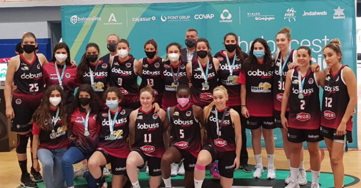 Las jugadoras del Dobuss con su trofeo y respectivas medallas. Foto: FAB