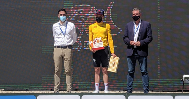 Ethan Hayter con el maillot amarillo tras la ganar la etapa
