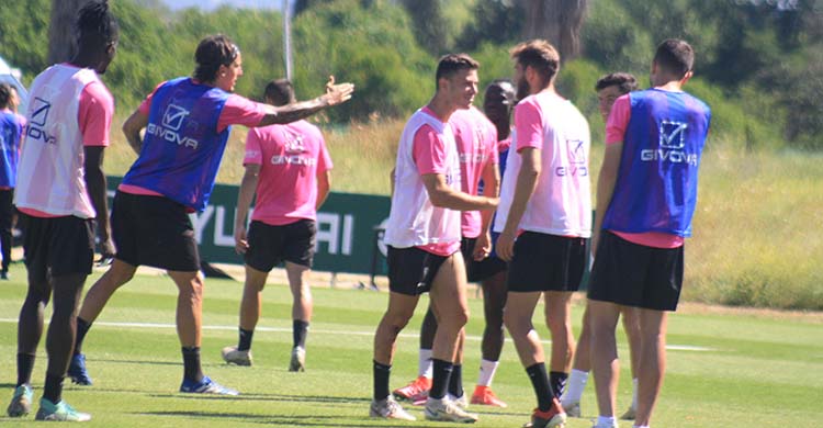 Farrando gesticula ante Berto Espeso, con Djetei de espaldas.