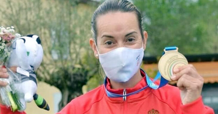 Fátima Gálvez posa con una de las medallas ganada en estos días en Italia. Foto: RFEDETO