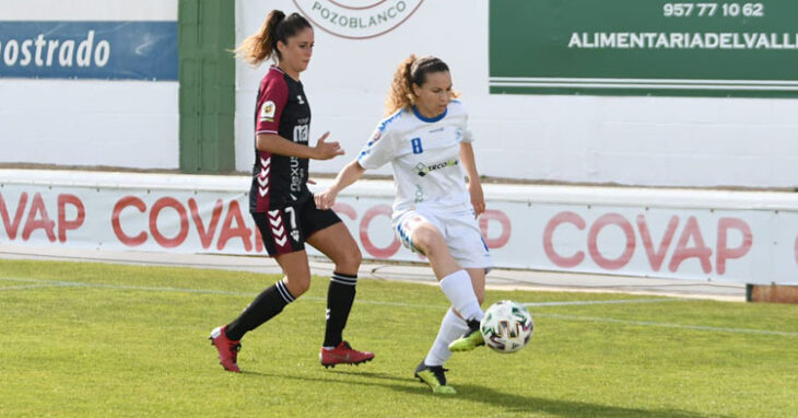 Felicite Hamidouche golpea el balón durante el encuentro.