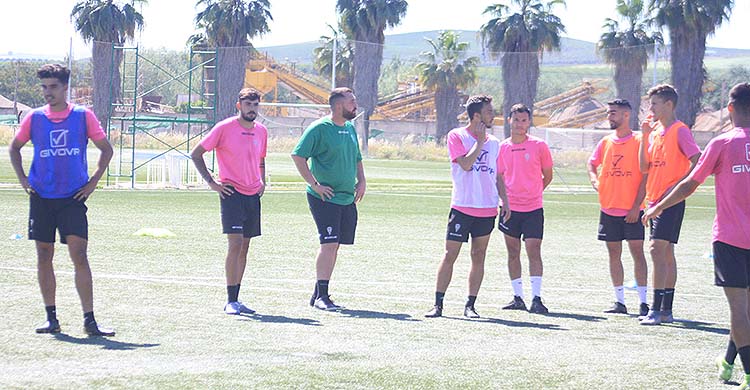 Varios jugadores del filial, que sigue entrenando en la Ciudad Deportivo junto al primer equipo.