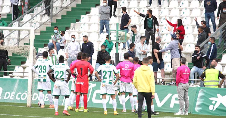 La afición recrimina a los jugadores la mala temporada.