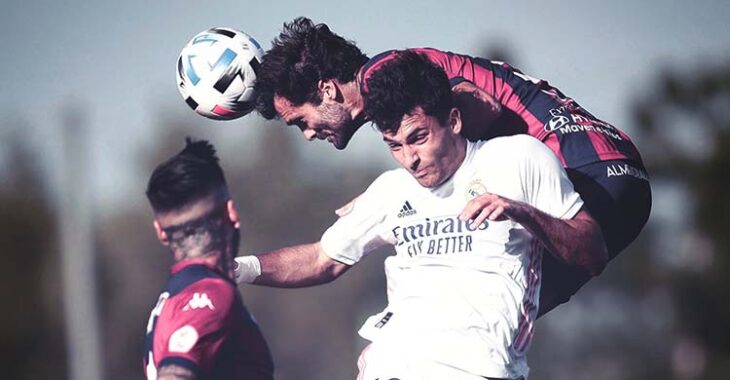 Fran Cruz adelantándose a un jugador del Real Madrid Castilla en la segunda fase de la competición.