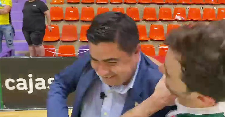 José García Román estrujado por Pablo del Moral mientras hablaba en zona mixta