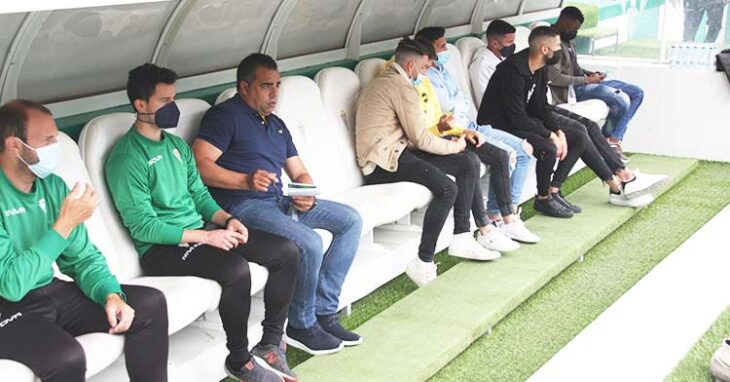 Germán Crespo en el banquillo de El Arcángel.