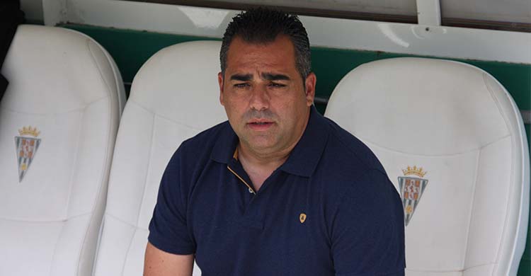 Germán Crespo sentado en el banquillo de El Arcángel. Autor: Paco Jiménez