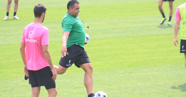 Germán Crespo tras golpear el balón bajo la mirada de Bernardo Cruz.