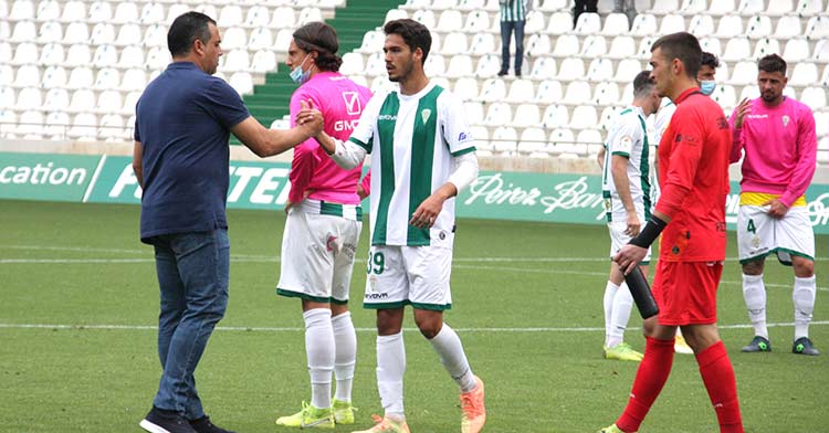 Germán Crespo consolando a sus jugadores al final del partido.