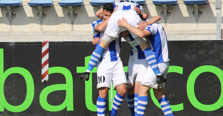 La celebración de los jugadores torrelaveguenses de uno de sus goles. Foto: RS Gimnástica de Torrelavega