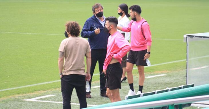 Javier González Calvo departiendo con Iván Navarro, que aún sigue recuperándose de una grave lesión, con Puga y Raúl Cámara en primer término.