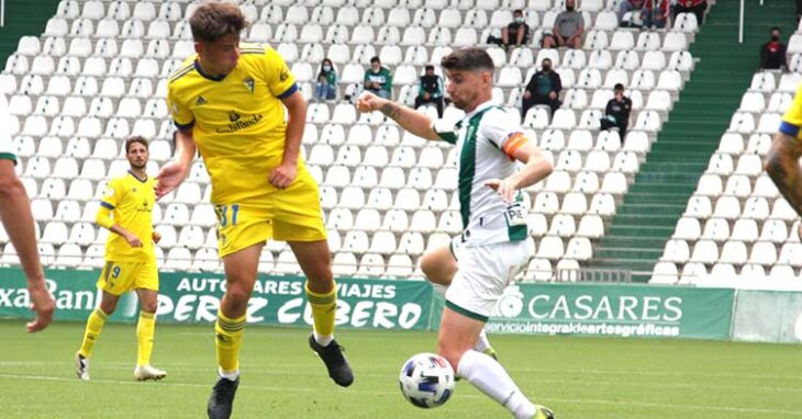 Javi Flores en el último partido ante el Cádiz B.Javi Flores en el último partido ante el Cádiz B.