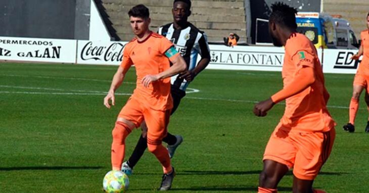 Javi Flores conduce la pelota en el Balompédica Linense 0-1 Córdoba de la temporada 2019/20.