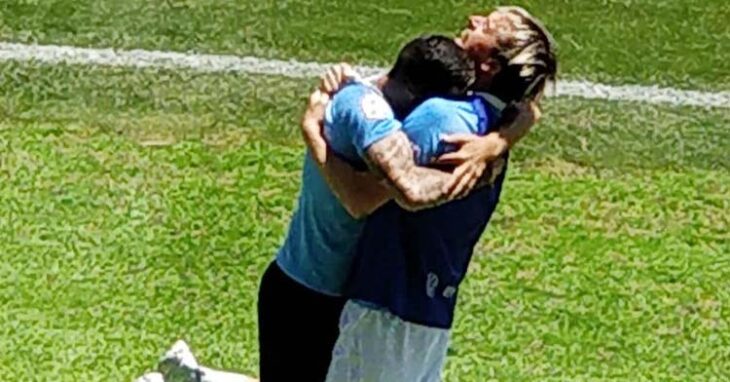 Javi Lara abrazado a un compañero tras lograr el ascenso con Ibiza ante el UCAM Murcia.