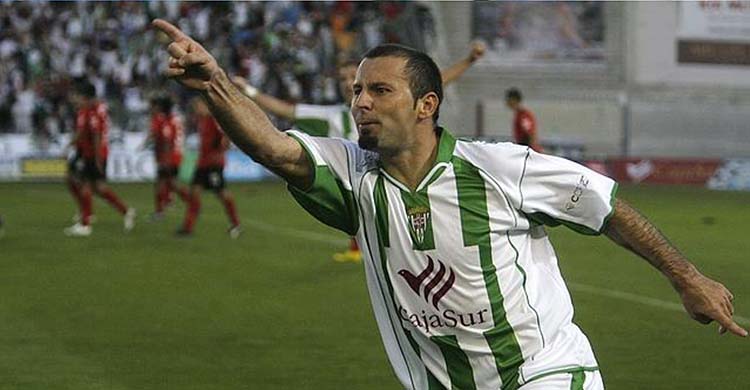 Javi Moreno celebrando uno de sus últimos goles con el Córdoba en 2007.
