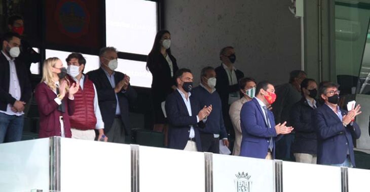Los consejeros del Córdoba CF aplaudiendo al equipo antes del inicio de su último partido ante el Cádiz B. Los consejeros del Córdoba CF aplaudiendo al equipo antes del inicio de su último partido ante el Cádiz B.