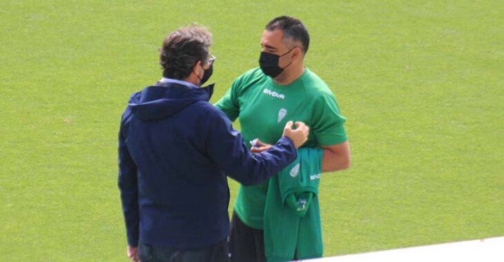 Javier González Calvo cambiando impresiones con Germán Crespo a la conclusión del entrenamiento.