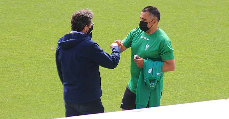Javier González Calvo y Germán Crespo saludándose al final del primer entrenamiento tras el descenso.Javier González Calvo y Germán Crespo saludándose al final del primer entrenamiento tras el descenso.