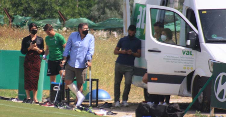 Javier González Calvo este martes en la Ciudad Deportiva con Juanito y Raúl Cámara en la sombra.Javier González Calvo este martes en la Ciudad Deportiva con Juanito y Raúl Cámara en la sombra.Javier González Calvo este martes en la Ciudad Deportiva con Juanito y Raúl Cámara en la sombra.