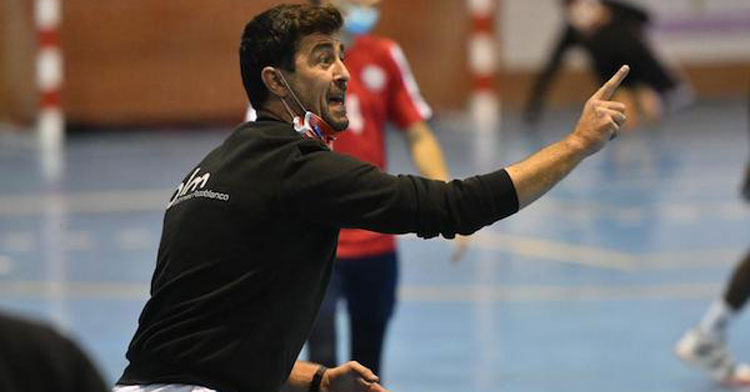 Javier Martínez dando indicaciones desde el banquillo. Foto: Rafa Sánchez / Hoyaldia.com