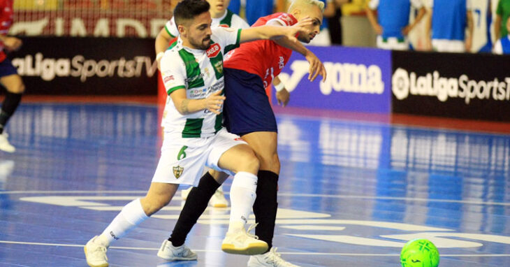 Jesulito porfiando con Mancuso en el encuentro del pasado sábado. Foto: Córdoba Futsal