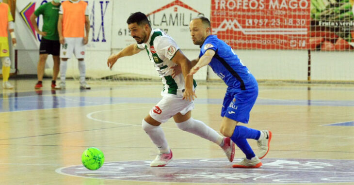 Jesús Rodríguez peleando con Nano, jugador del Valdepeñas. Foto: Córdoba Futsal