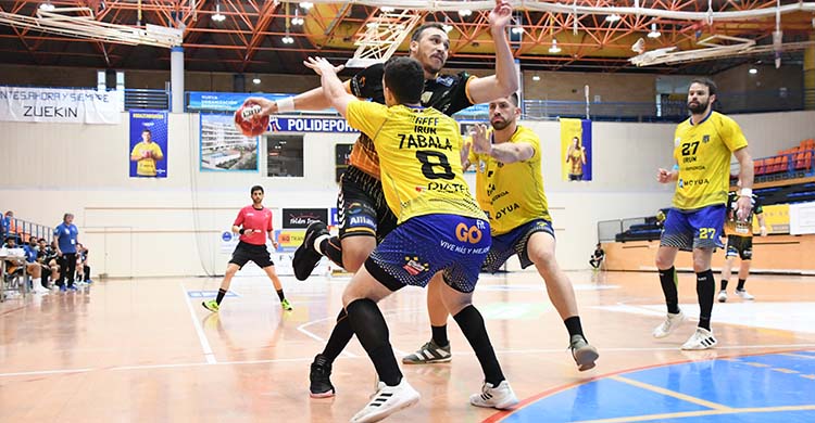 Joao Pedro frenado por un jugador del Bidasoa de Irún