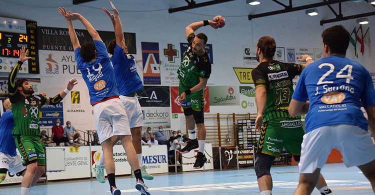 Joao Pedro se levanta ante la defensa del Recoletas Valladollid.