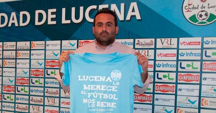 Jorge Torres con la camiseta conmemorativa que el club ha puesto a la venta con motivo del play-off de ascenso a Segunda RFEF. Foto: Ciudad de Lucena.