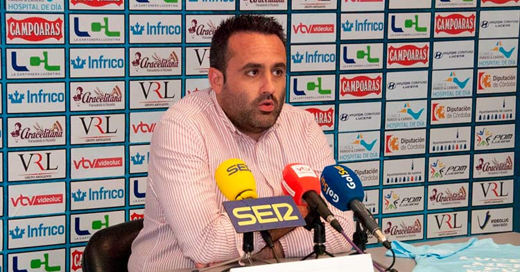 Jorge Torres, presidente del Ciudad de Lucena, en la rueda de prensa informativa. Foto: Ciudad de Lucena.